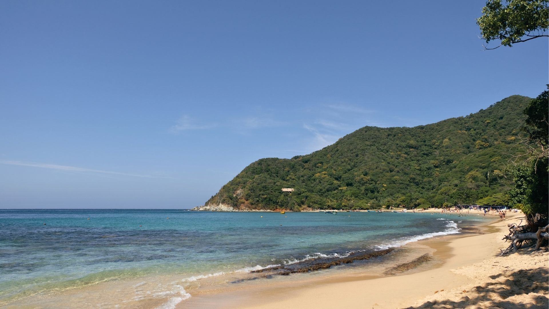 Playa Cristal en el Parque Nacional Tayrona – Experiencias de playa y ecoturismo de lujo en el Caribe Colombiano.