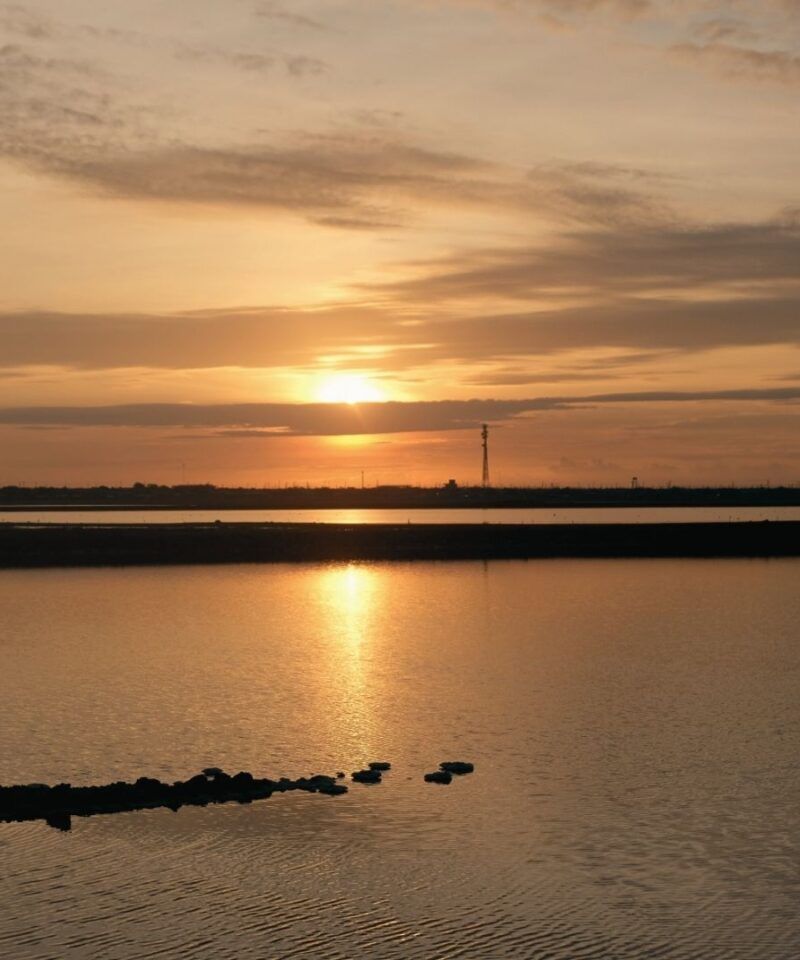 Atardecer desde las salinas de Manaure, La Guajira – Ecoturismo de lujo, paisaje desértico y experiencias culturales Wayúu.
