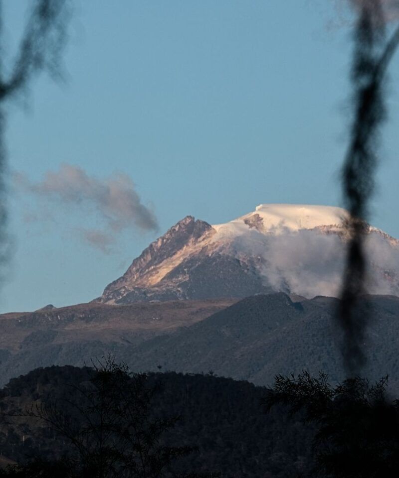 Cima del Nevado del Tolima vista desde Armenia – Tours de montaña, paisajes andinos y naturaleza de lujo.