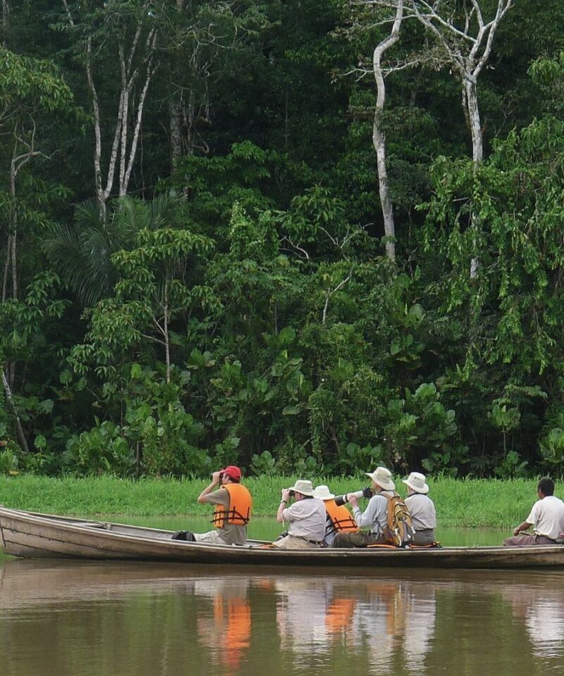 Exploradores en expedición privada en la Selva Amazónica – Viajes de aventura consciente y expediciones de lujo.