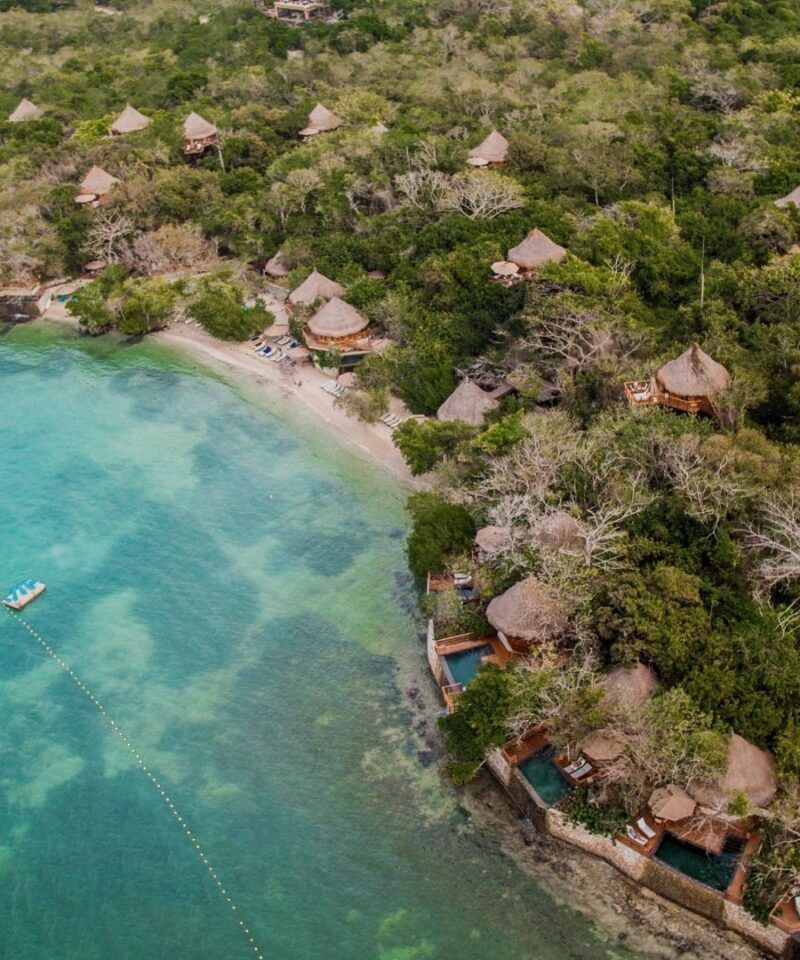 Vista aérea de una de las Islas del Rosario – Ecoturismo de lujo y paisajes caribeños exclusivos.