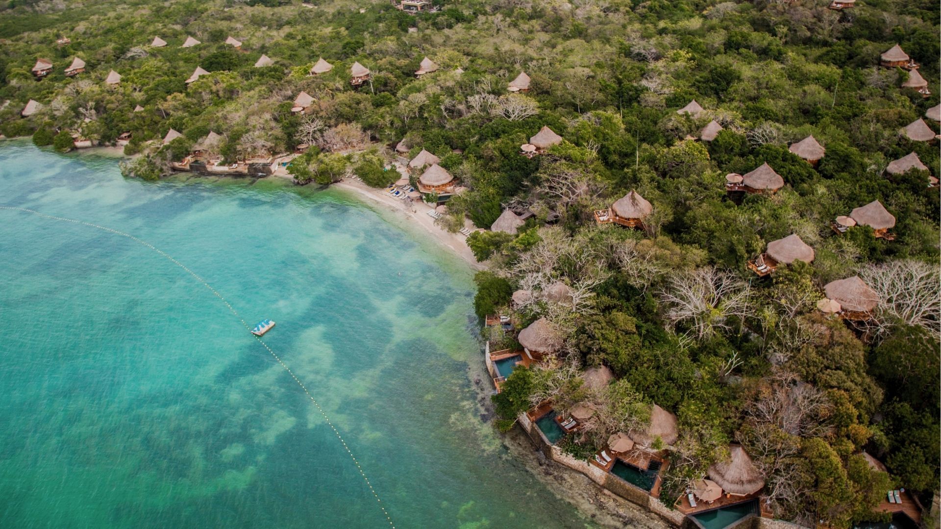Vista aérea de una de las Islas del Rosario – Ecoturismo de lujo y paisajes caribeños exclusivos.