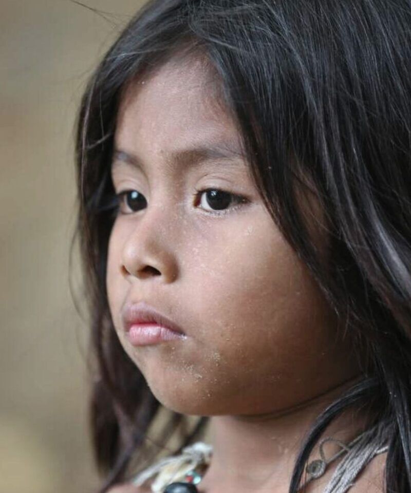 Retrato de niña Wiwa, Sierra Nevada – Lujo sostenible y conexión con comunidades indígenas.