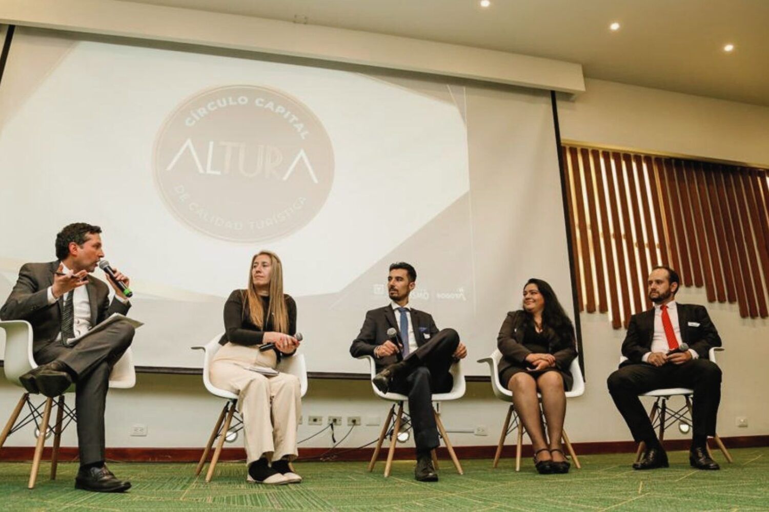 Oscar como panelista en el Círculo Capital de Calidad Turística Altura - Colombia en Tour