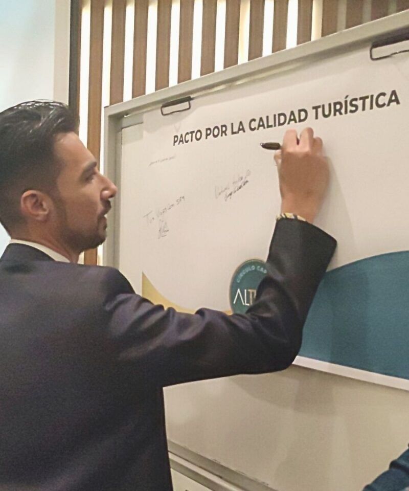 Oscar firmando el pacto por la calidad turística - Colombia en Tour