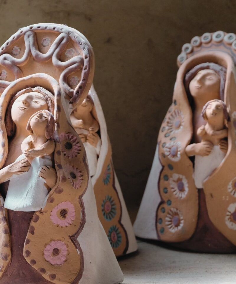 Otilias (Vírgenes) artesanales de barro – Piezas de diseño y arte religioso en Colombia.