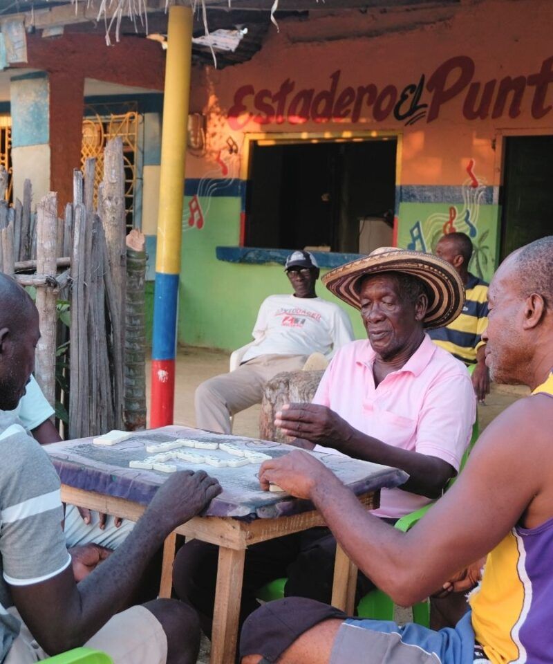 Ancianos de Palenque jugando – Experiencias de inmersión cultural y respeto en el Caribe Colombiano.