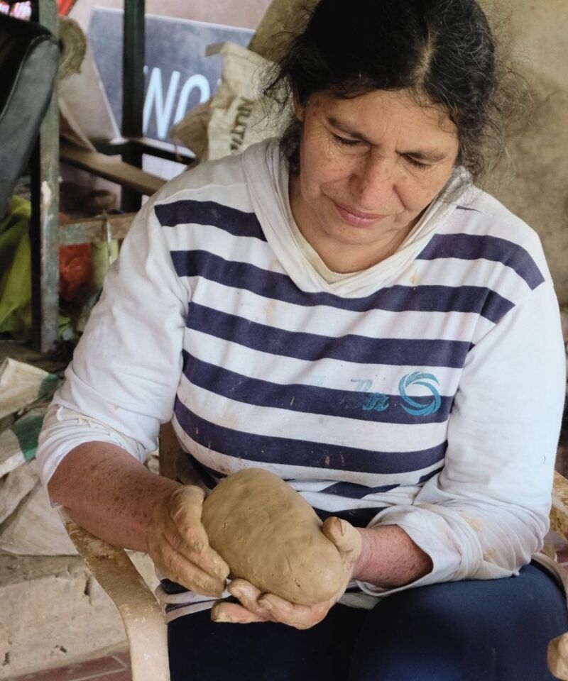 Rosa María creando Otilias artesanales en barro – Encuentros con maestros artesanos en Colombia.