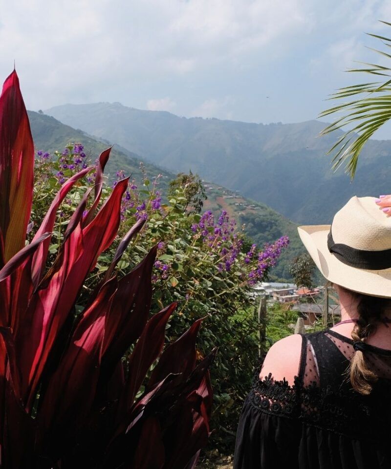 Elisa en viaje hacia el Eje Cafetero admirando los Andes antioqueños, simbolizando la inspiración y el origen de Colombia en Tour como el inicio de nuestra historia.