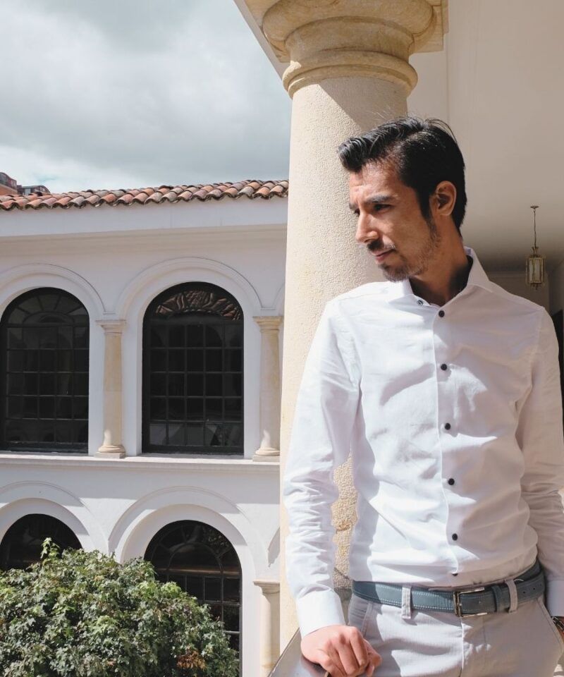 Oscar, CEO de Colombia en Tour, admirando la arquitectura colonial del Museo Botero en Bogotá, símbolo de elegancia, arte y herencia cultural colombiana.