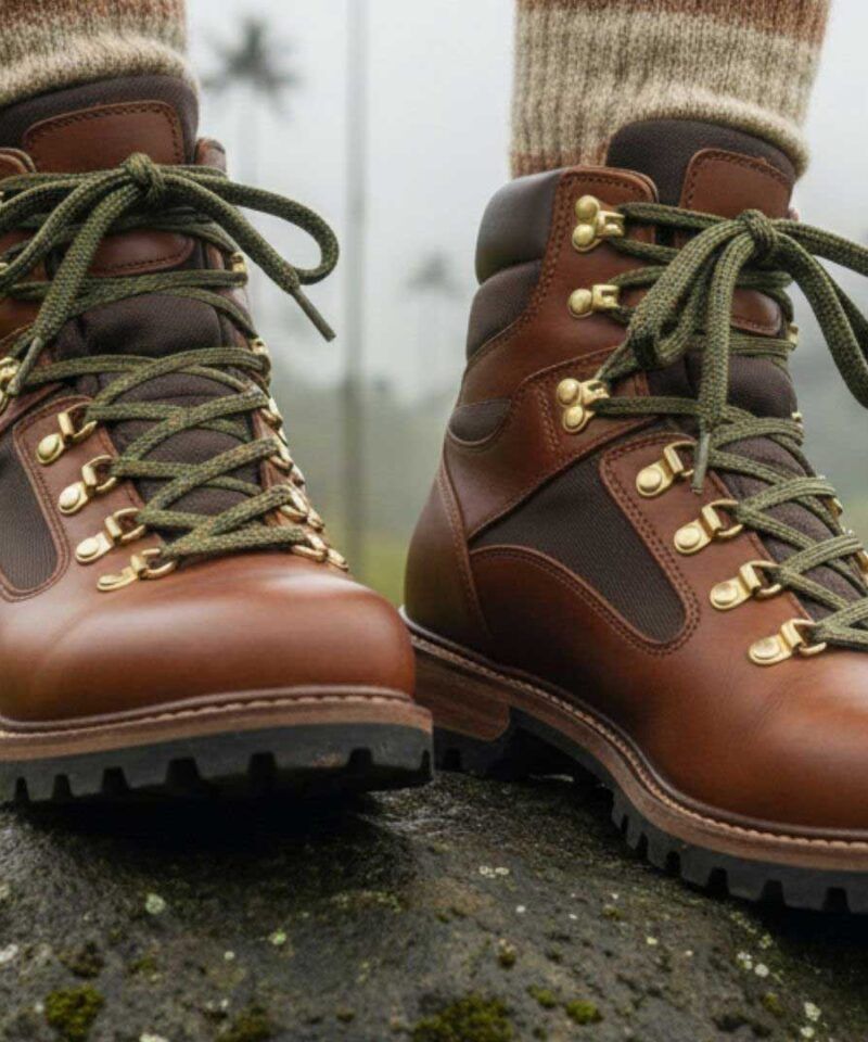 Botas de senderismo para recorrer los caminos del Valle del Cocora en el Eje Cafetero. Imagen de referencia creada con IA.