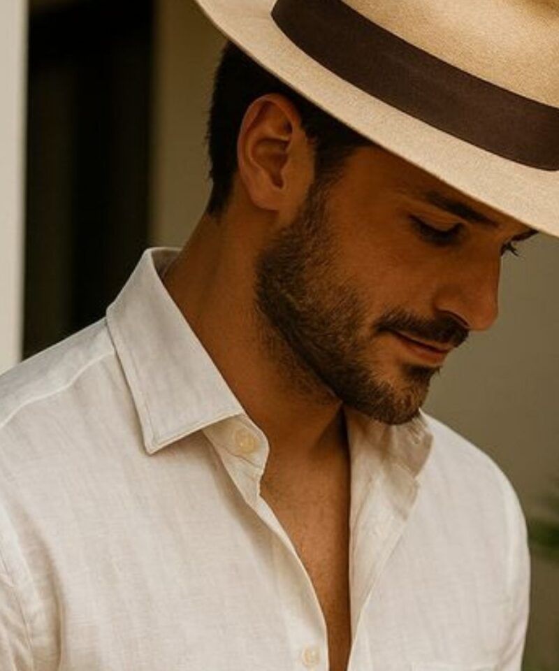 Hombre elegante con ropa de lino y estilo tropical ideal para visitar Santa Marta y el Caribe colombiano – Colombia en Tour