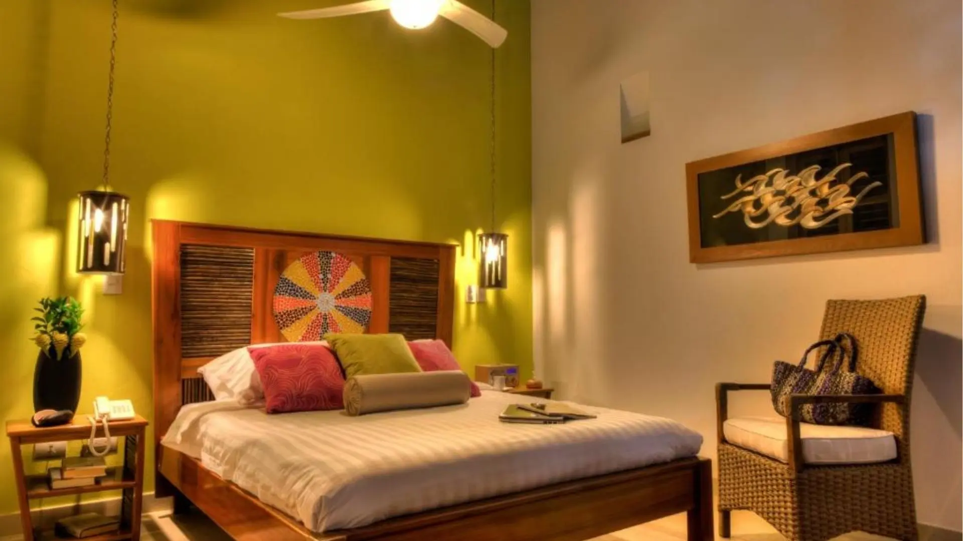 Habitación con decoración colonial cálida y arte local en un hotel boutique del centro histórico de Santa Marta