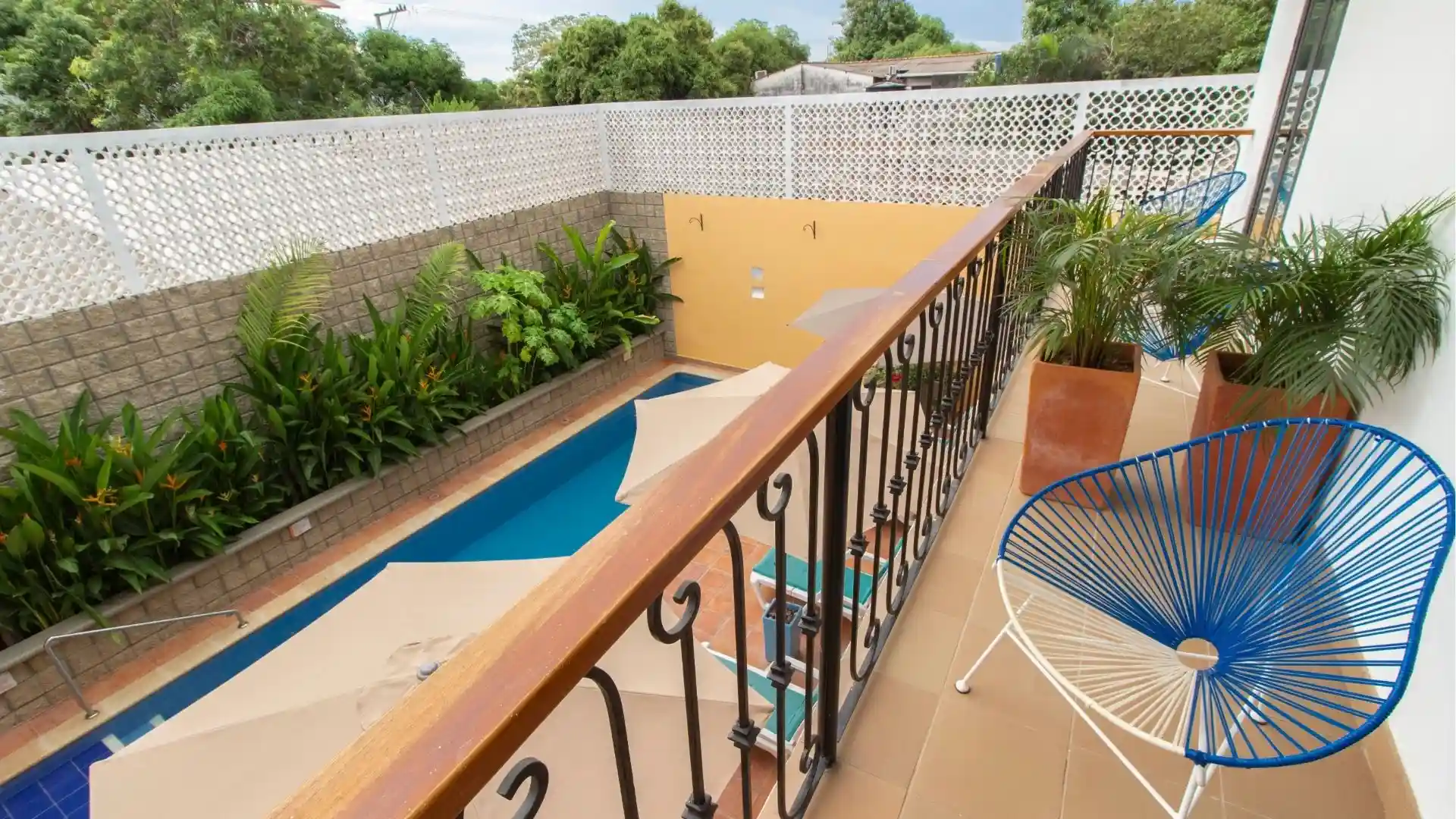 Hotel La Gloria en Mompox, fachada neocolonial y piscina rodeada de jardines