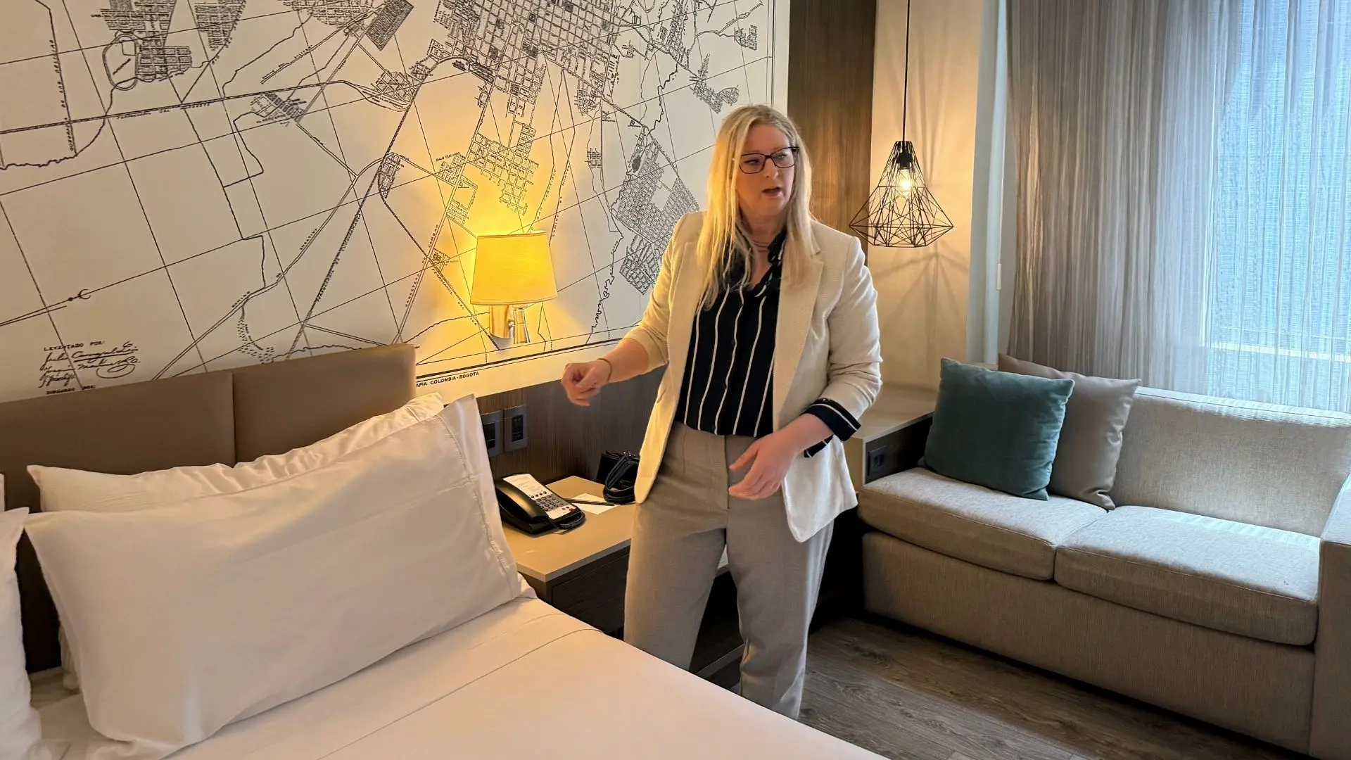 Nuestra cofundadora Elisa, haciendo visitas de inspección a los hoteles que ofreceremos a nuestros turistas