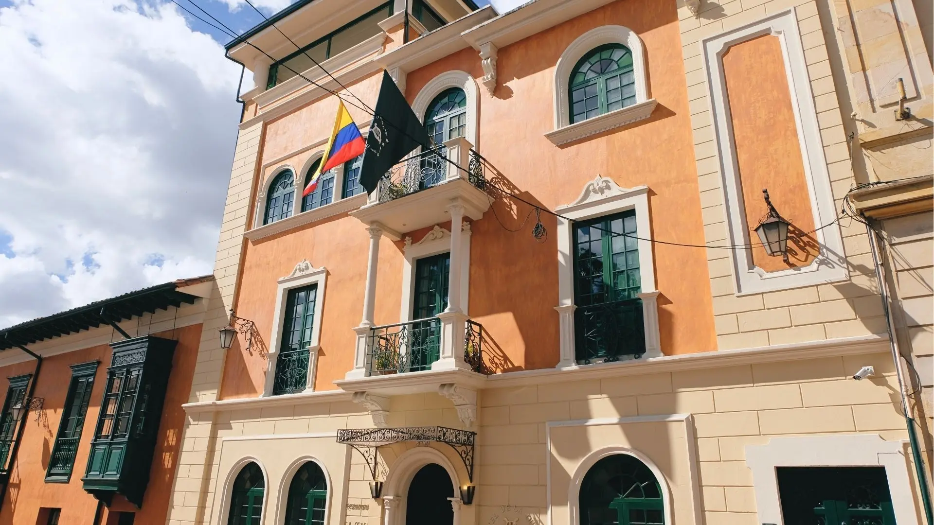 Fachadas coloniales y neoclásicas en las calles de La Candelaria, Bogotá