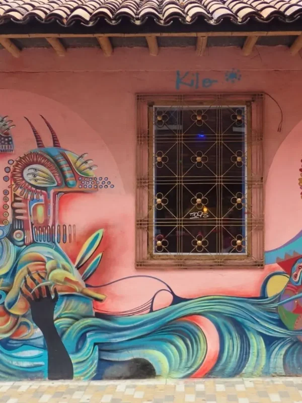 Arte urbano en las calles de La Candelaria durante un tour privado en Bogotá