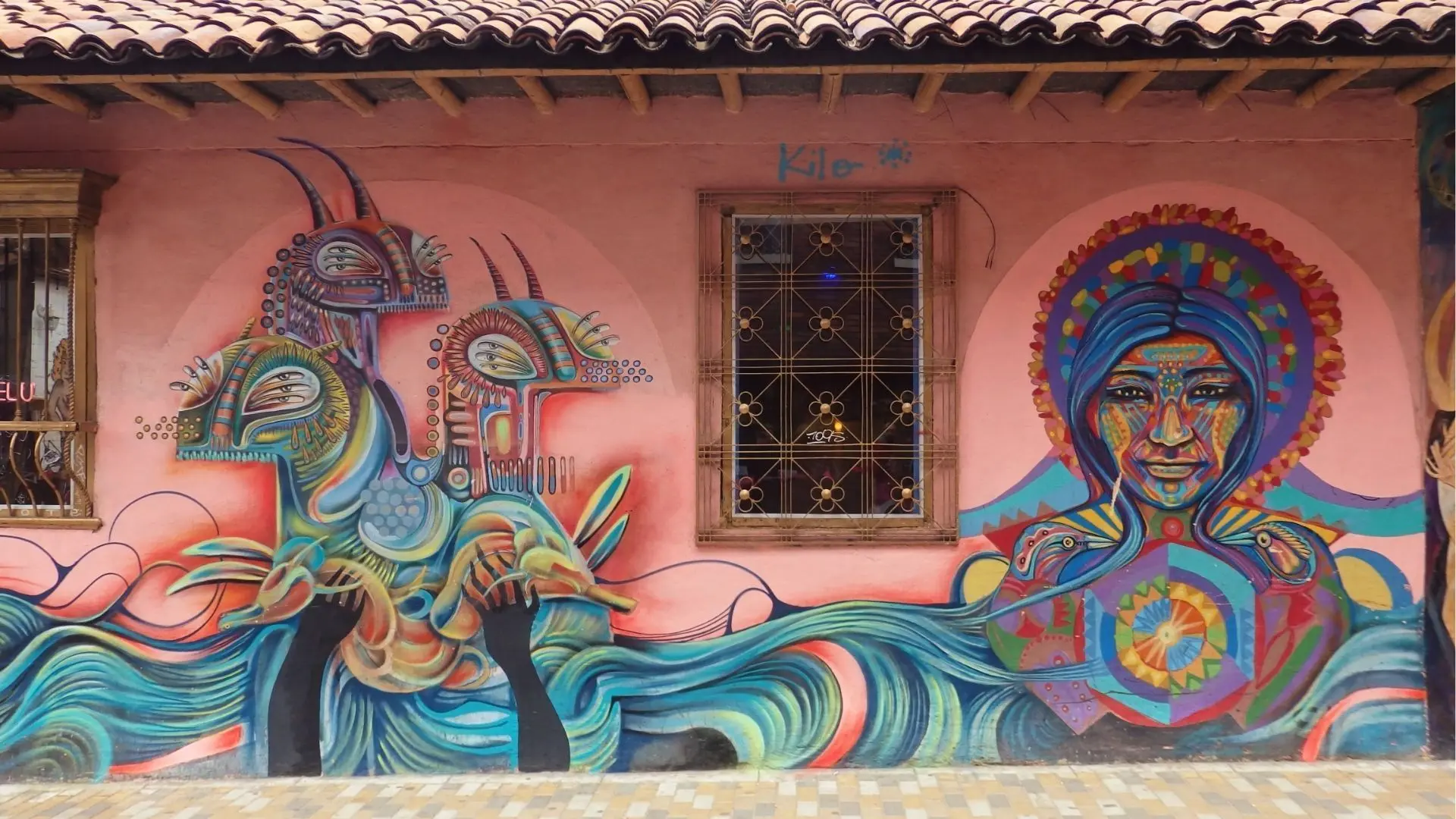 Arte urbano en las calles de La Candelaria durante un tour privado en Bogotá