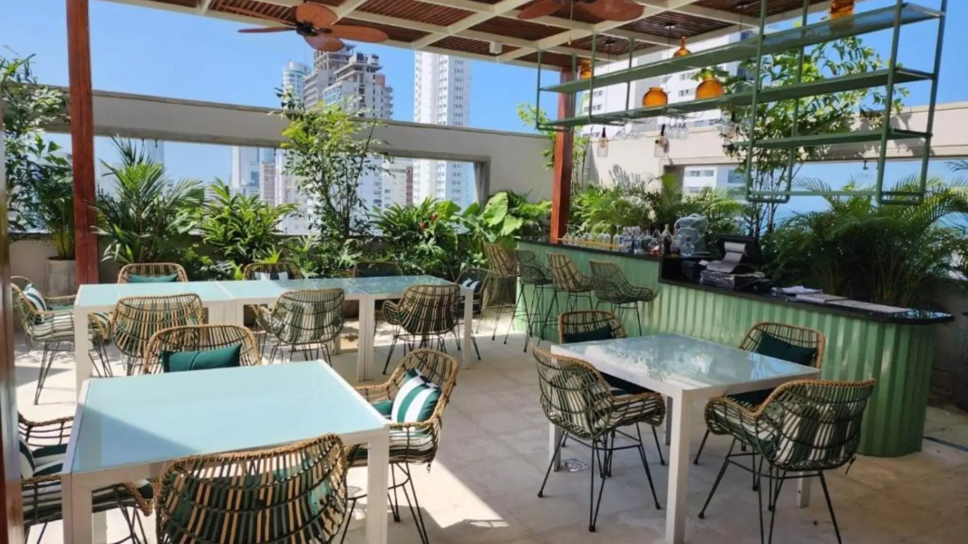 Fachada del hotel Holiday Inn Express Cartagena Bocagrande, alojamiento 4 estrellas en el sector de Bocagrande